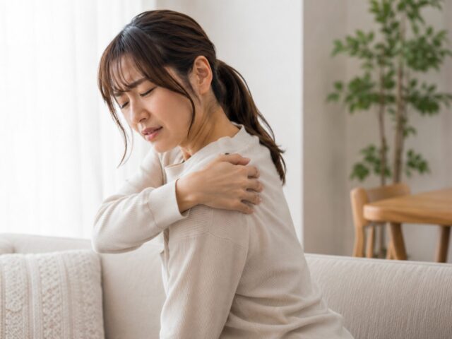 肩甲骨の内側がこって苦しい…それ、本当に肩こりですか？